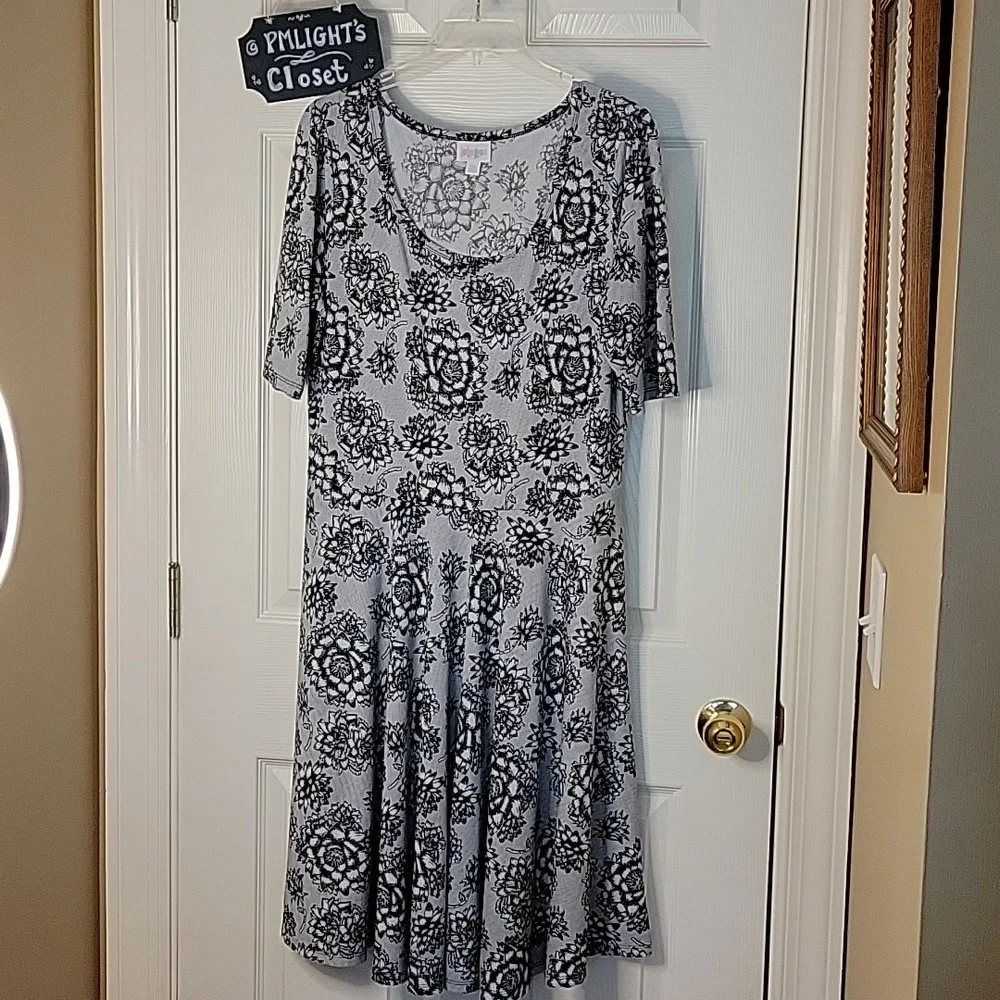 LuLaRoe Dress Nicole 2XL Black Gray White Floral Lace Pattern Short Sleeve - Picture 1 of 5